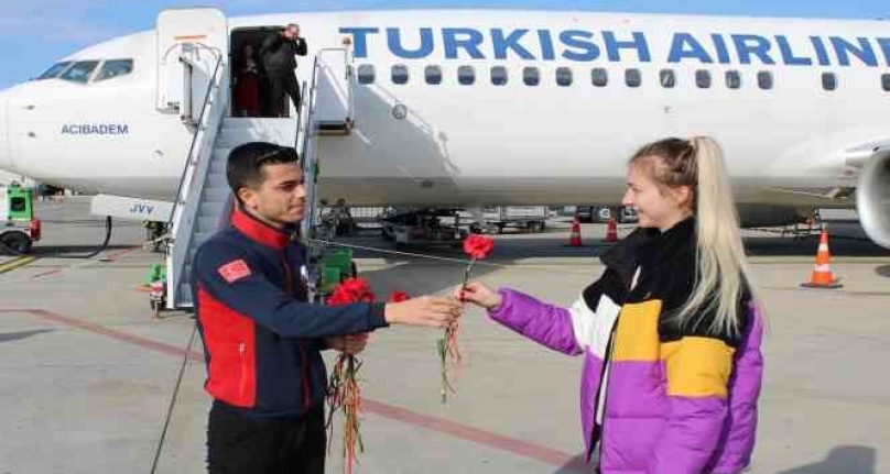 Gazipaşa'da kadın yolcular çiçeklerle karşılandı