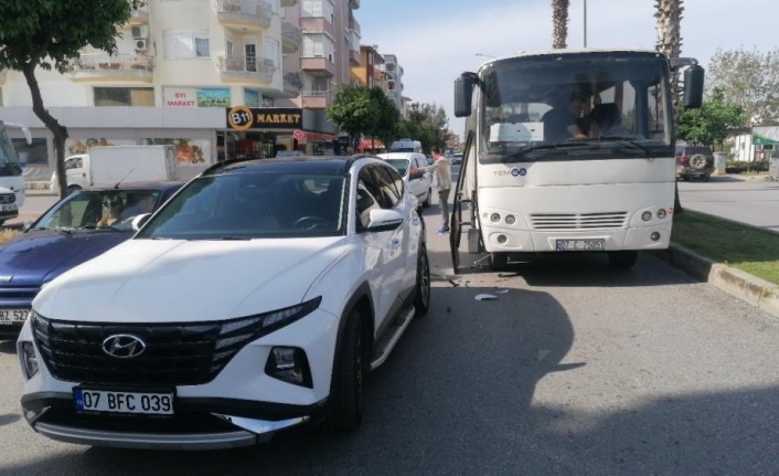 Otomatik kapısı açık seyreden servis otobüsü otomobile çarptı