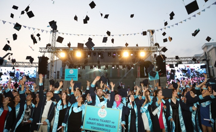 ALKÜ’de mezuniyet töreni heyecanı