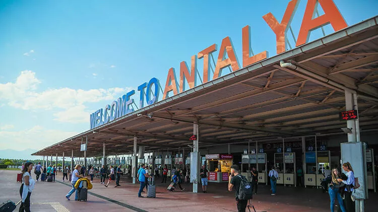 Antalya'ya hava yoluyla gelen turist sayısı 4 milyonu geçti