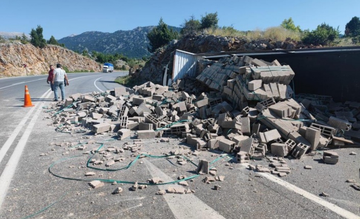 Antalya’da briket yüklü tır devrildi: 1 yaralı