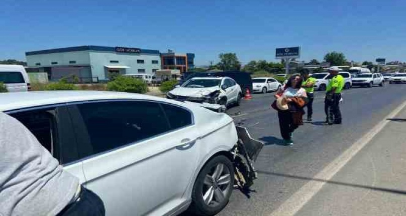 Kırmızı ışıkta yavaşlayan otomobillerin arasına daldı