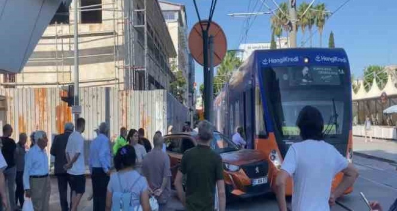 Tramvay ile cip çarpıştı, seferler aksadı