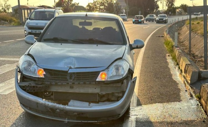 Alanya'da seyir halindeki otomobile arkadan çarptı:1 yaralı