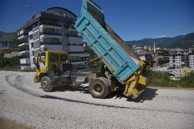 Alanya Belediyesi'nden 3 koldan asfalt çalışması