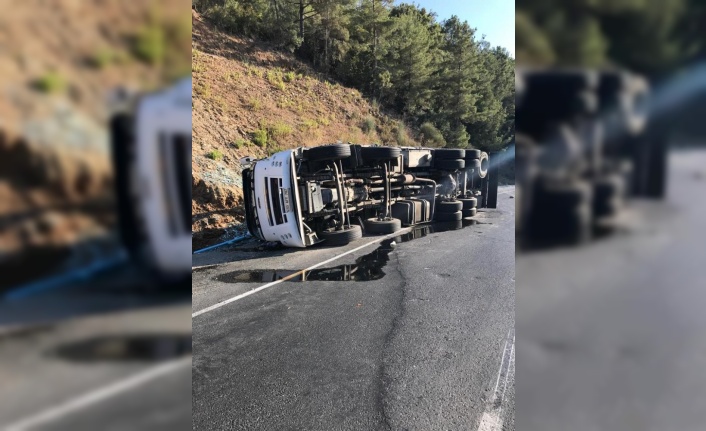 Gazipaşa’da cam yüklü kamyon devrildi: 1 yaralı