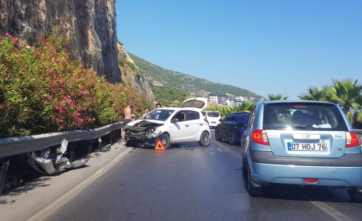 Hakimiyeti kaybetti, bariyerlere çarptı