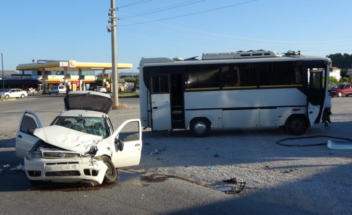 Otel servisi ile otomobil çarpıştı: 4 yaralı