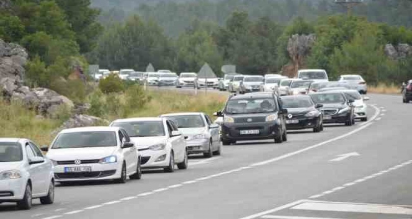 Tatil dönüşü Antalya-Konya karayolunda trafik yoğunluğu