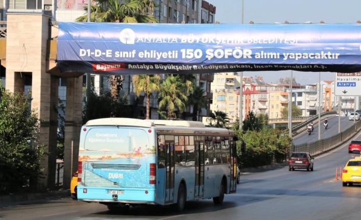 Antalya'da şoförsüz kalan toplu taşıma araçlarına dev afişler de çözüm olmadı