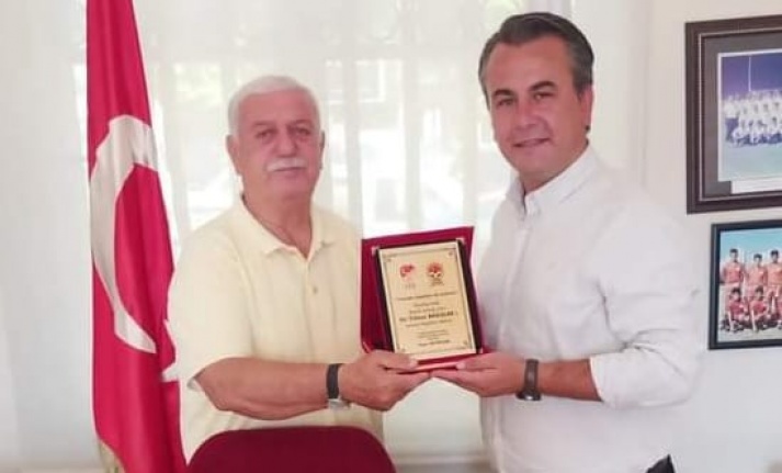 Başkan Yılmaz Bağışlar’ı duygulandıran plaket