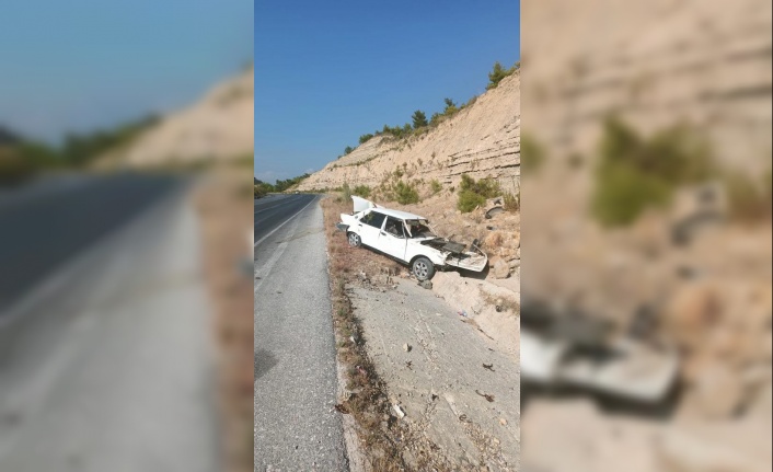 Manavgat’ta otomobil takla atıp şarampole yuvarlandı: 1 yaralı