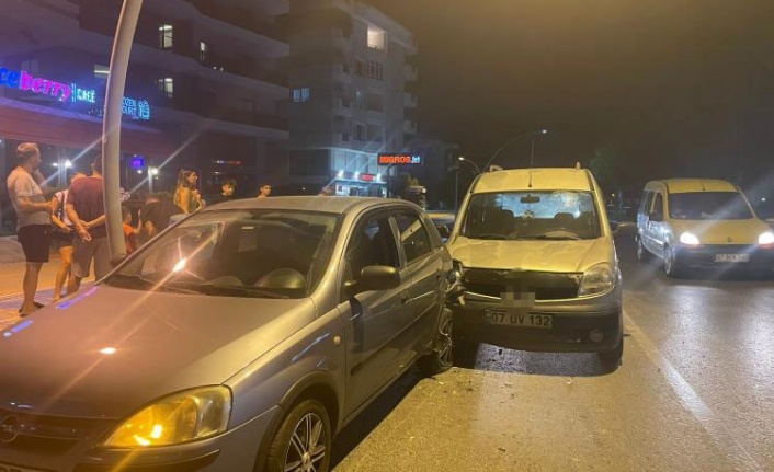 Park halindeki otomobile çarpan alkollü sürücü yaralandı