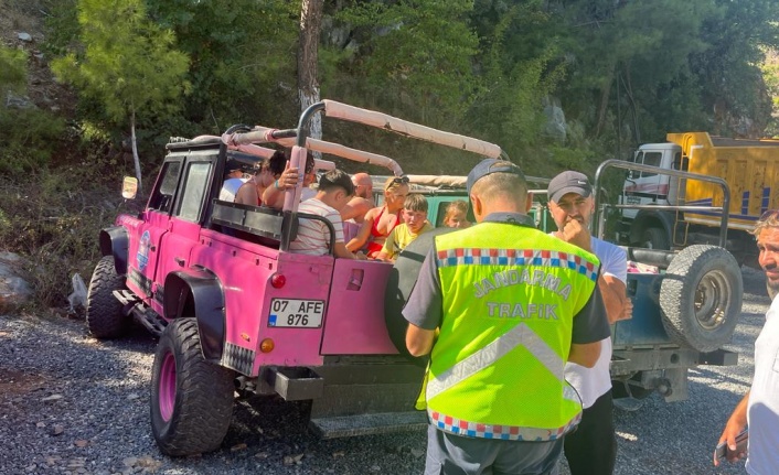 Alanya'da tehlike saçan safari aracını jandarma affetmedi