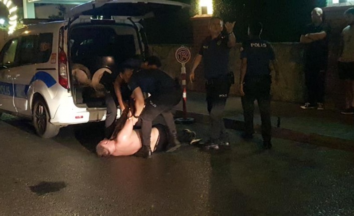 Alanya’da uyuşturucu krizine giren Rus turist, polislere ecel teri döktürdü