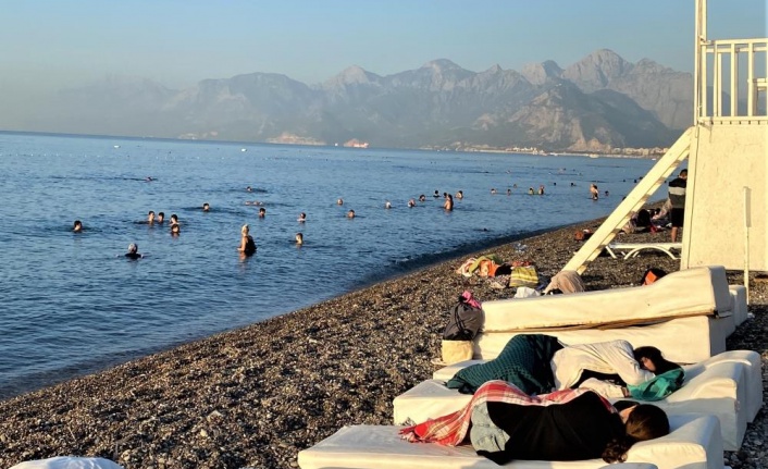 Dünyaca ünlü sahil sıcak sebebiyle açık hava oteline döndü