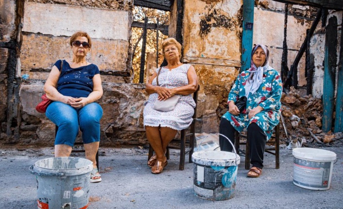 Her pazar 'yangın' korkusuyla uyanıyor, su dolu kovalarla nöbet tutup seslerini duyurmaya çalışıyorlar