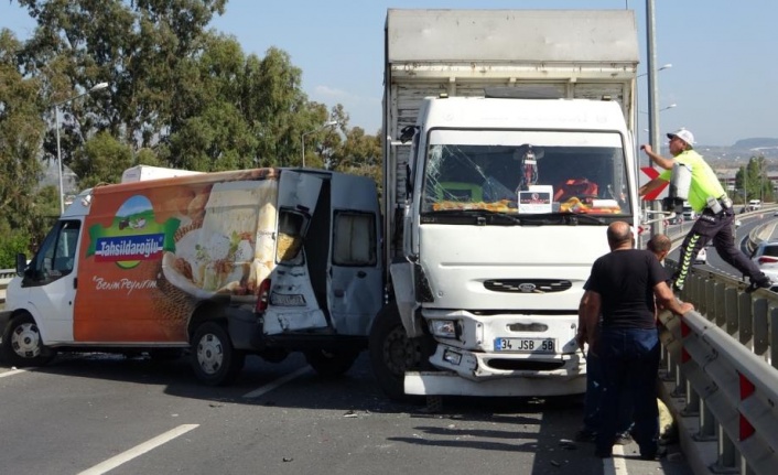 Çuval yüklü kamyonetin tehlikeli yolculuğu kamerada