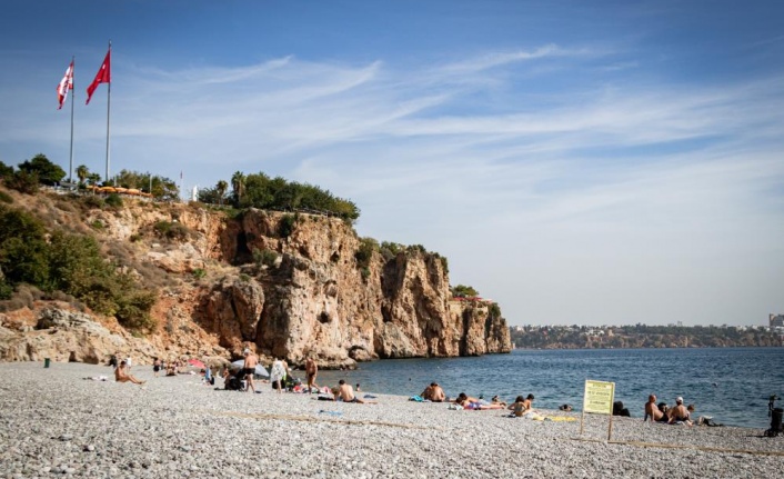 Ekimin sonunda Antalya 32 dereceyi gördü, sahiller yaz aylarını aratmadı