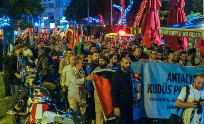 İsrail’in Gazze’deki hastane saldırısı Antalya’da protesto edildi