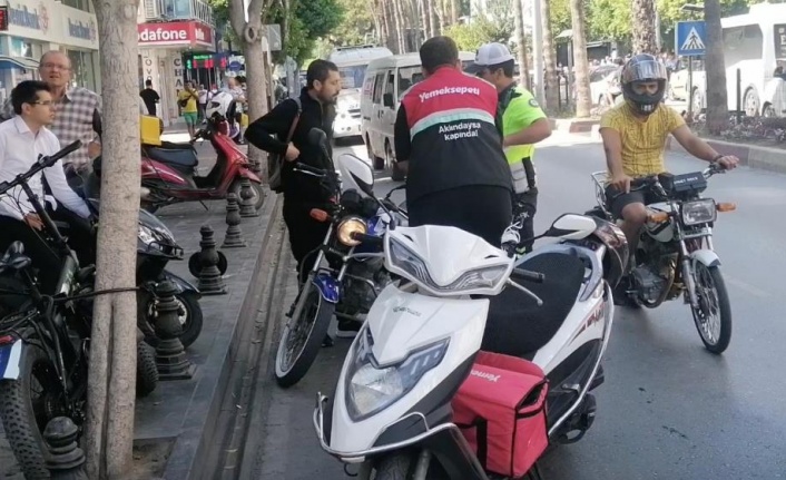 Kafalarında olması gereken kaskı motosiklete taktılar, cezalardan kaçamadılar