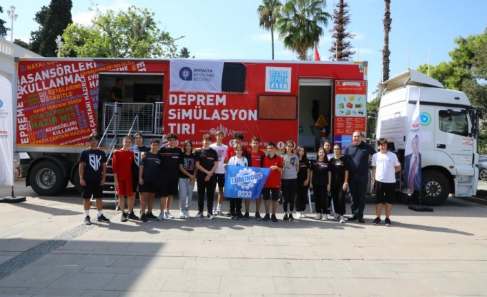 Öğrencilere deprem simülasyon tırında eğitim