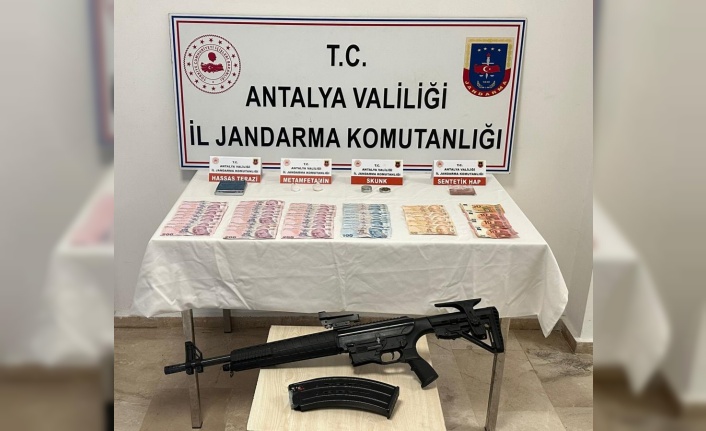 Yakalanacaklarını anlayınca uyuşturucuyu klozete attılar