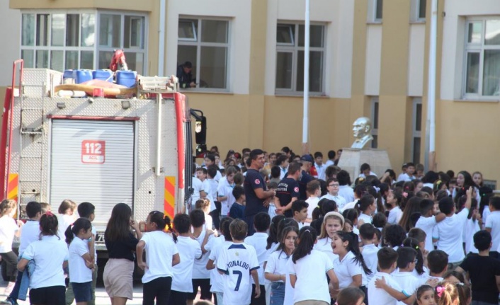 Yangına geldiler, öğrencilerin sevgi seliyle karşılaştılar