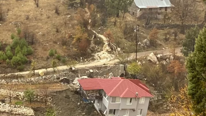 Alanya’da korkutan manzara! Evler heyelana kapıldı