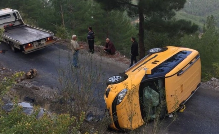 Alanya’da ticari taksi devrildi: 2 yaralı