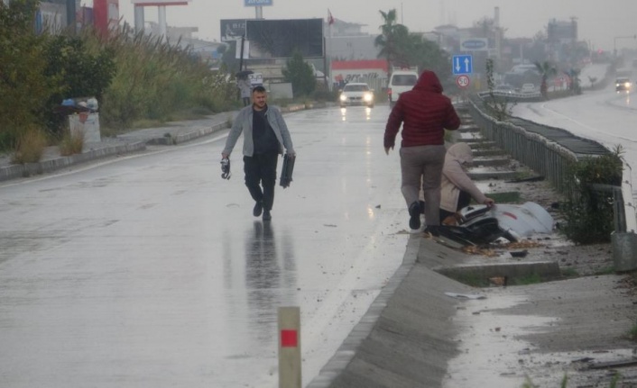 Bariyerlere çarparak hurdaya dönen araçtan burnu bile kanamadan çıktı