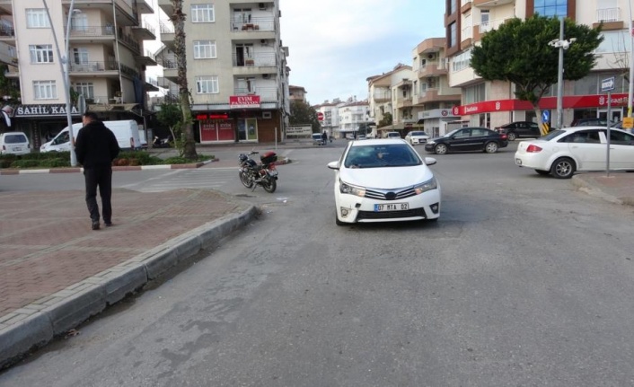 Çarpıştığı otomobilin camına başını çarpan motosikletli ağır yaralandı