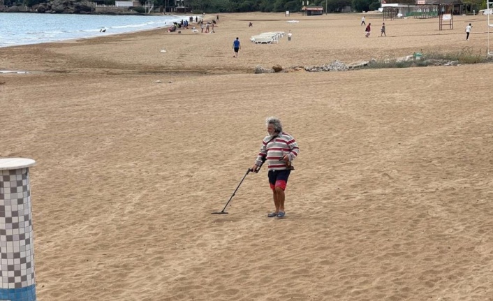 Turistlerin çekildiği plaj define avcılarına kaldı: "Ne bulursak kar"