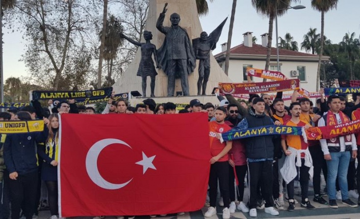 Alanya'da vatandaşlar terörü protesto etti