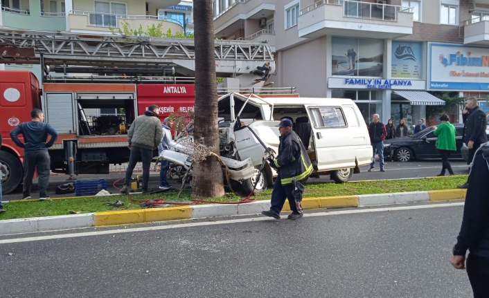 Alanya’da feci kaza: Şiddetli çarpışmayla savruldu!