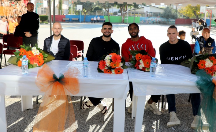 Alanyasporlu futbolcular  Hacıkadiroğlu Ortaokulu’nda öğrencilerle buluştu