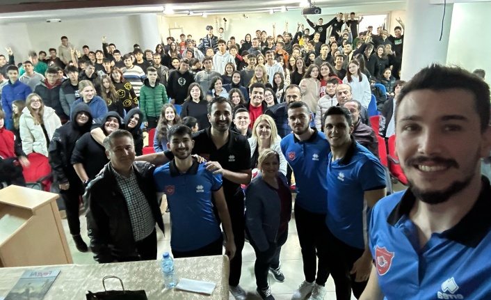 Efeler'den gençlere voleybol dersi 