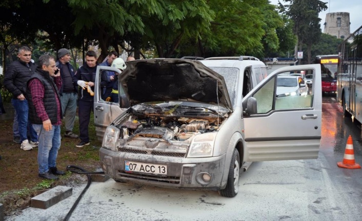 İşe giden su tesisatçısının aracı seyir halindeyken yandı