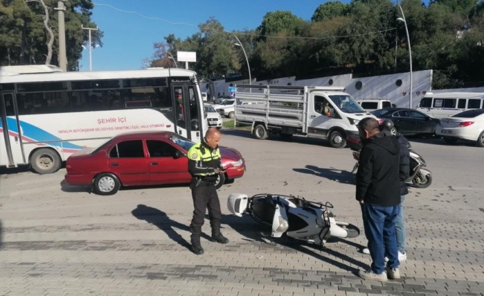 Kamyonla çarpışan motosiklet sürücüsünün sürüklendiği anlar kamerada