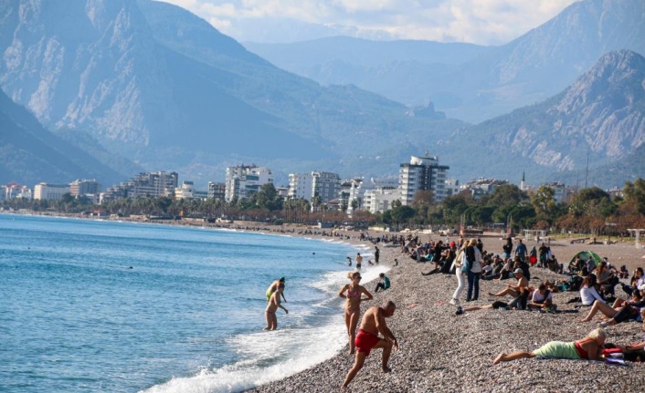 Termometrelerin 19 dereceyi gösterdiği Antalya'da Aralık ayında deniz keyfi