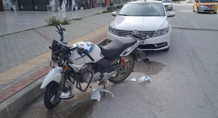 Alanya’da devrilen motosiklet sürücüsü yaralandı