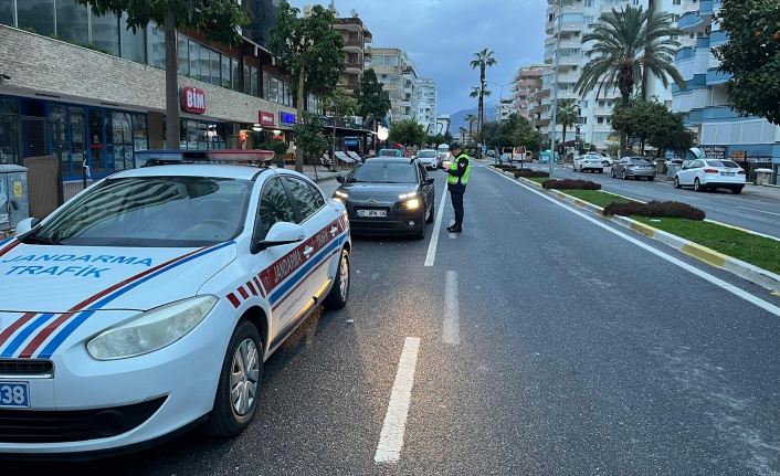 Alanya’da jandarma 2 aracı trafikten men etti