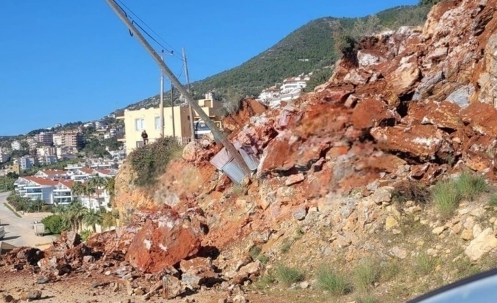 Alanya’da patlama paniği! Kayalar yola saçıldı