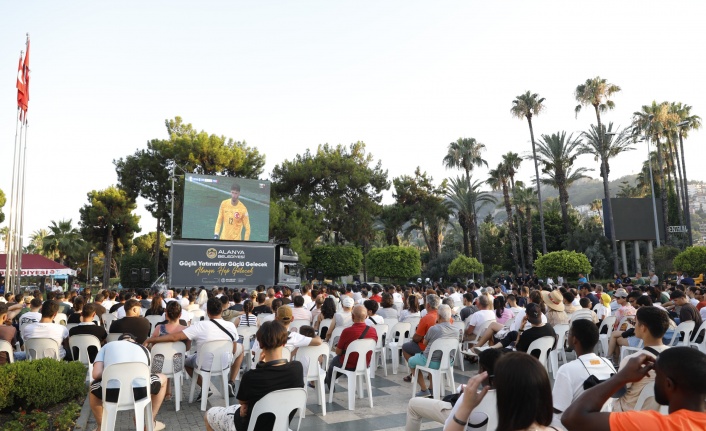 Alanya Belediyesi'nden milli maça dev ekranlı destek