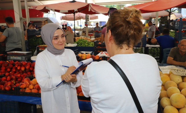 Alanya Belediyesi pazarda anket yapıyor