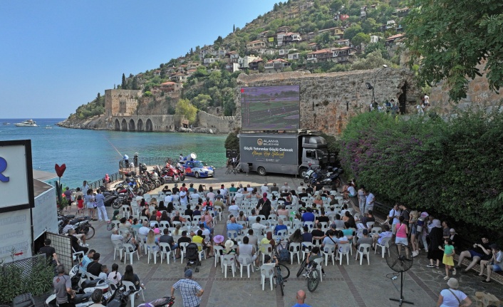 Alanya’da dev ekranda yarış keyfi