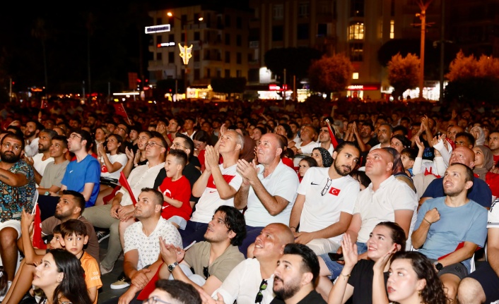 Binlerce Alanyalı milli maçı tek yürek izledi