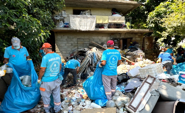 Alanya'da bu evden 4 kamyon çöp çıktı