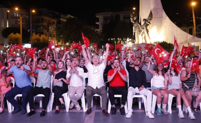 Alanya'da meydanda yarı final coşkusu