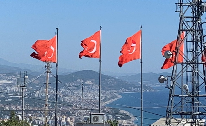 Alanya'ya yakışmıyor! Yırtık bayraklar neden değiştirilmiyor?